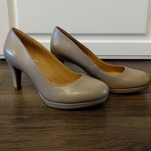 Naturalizer Tan heels